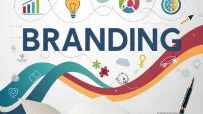 Ilustración moderna con la palabra BRANDING integrada con elementos visuales de storytelling, como un libro abierto, ondas de colores, logotipos y símbolos de comunicación de marca, en un diseño cálido y profesional